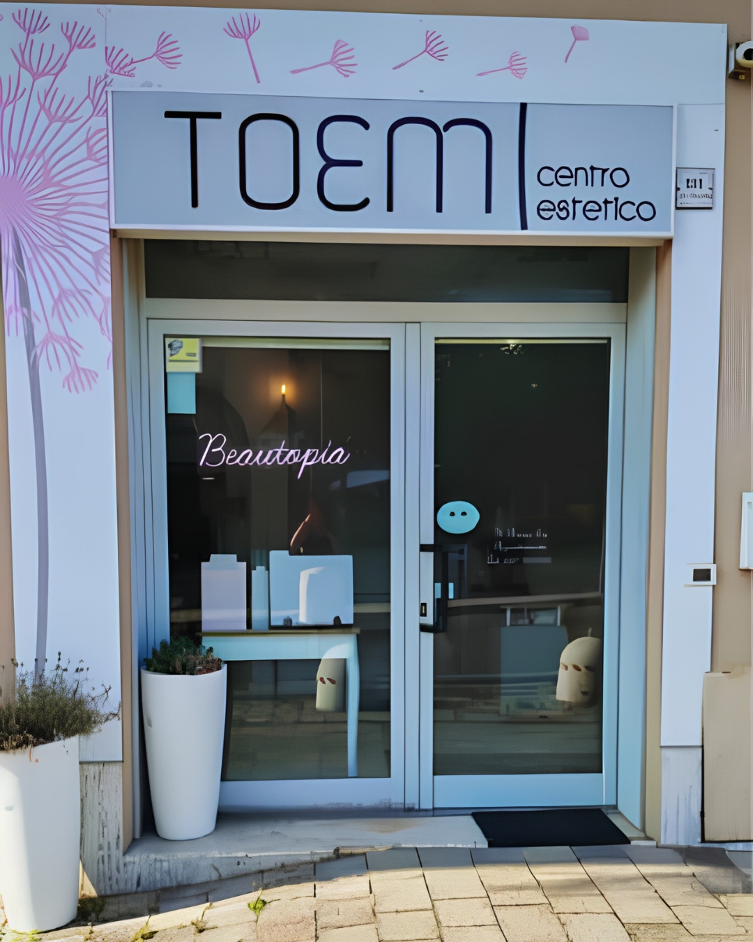 Toemi — ingresso della sede storica con l'insegna e il murale del soffione, Via Rigopiano 131, Pescara